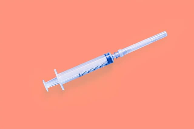 Dónde tirar agujas usadas de forma segura y evitar riesgos de salud Dónde tirar agujas usadas de forma segura y evitar riesgos de salud