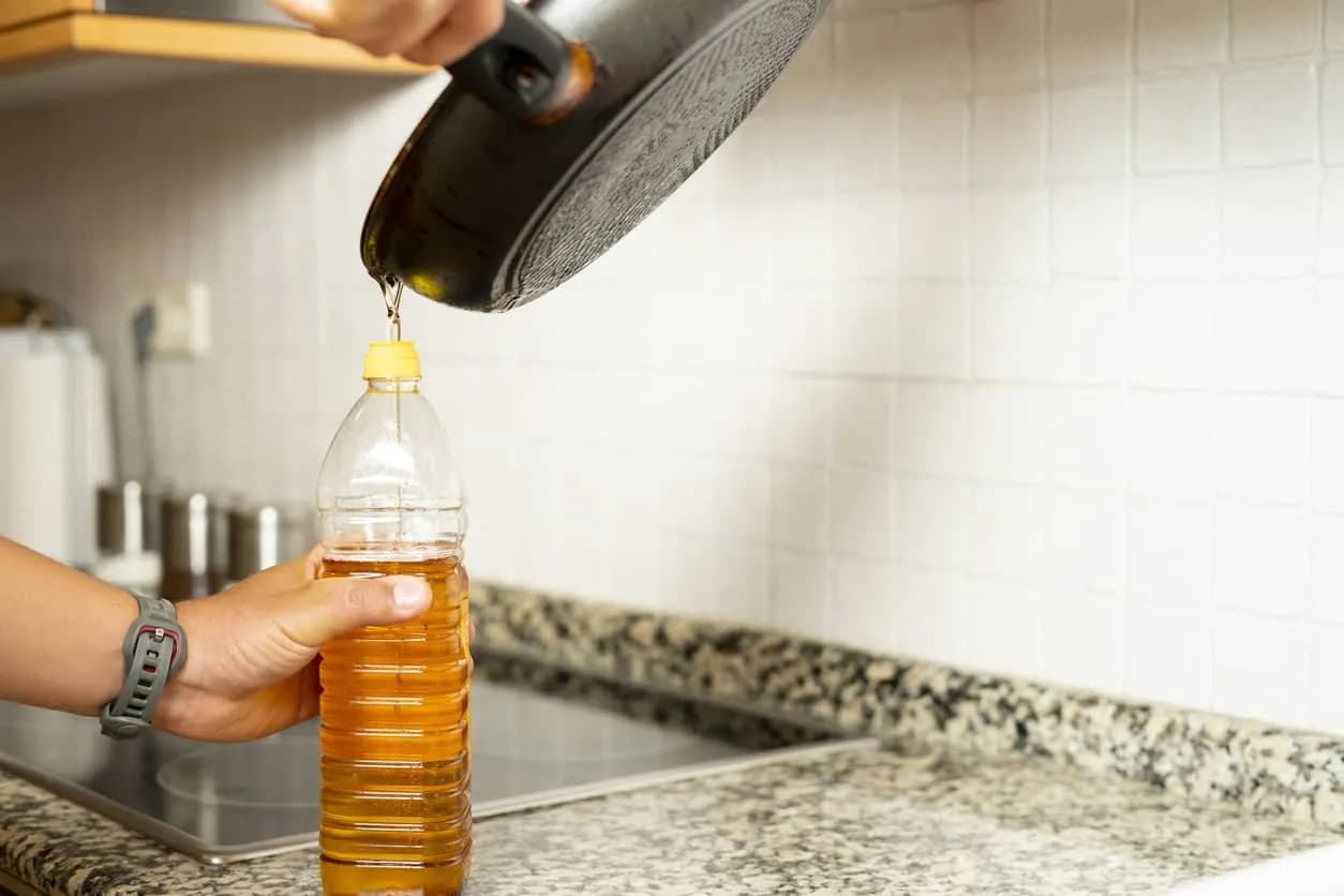Dónde tirar el aceite usado de manera segura y responsable para el medio ambiente Dónde tirar el aceite usado de manera segura y responsable para el medio ambiente