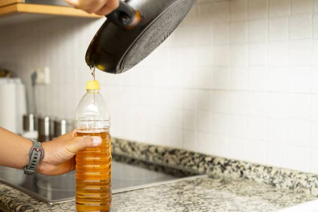 Dónde tirar el aceite usado de manera segura y responsable para el medio ambiente Dónde tirar el aceite usado de manera segura y responsable para el medio ambiente